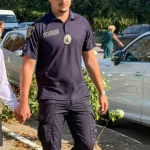 Поліцейський Вінниччини веде за руку ученицю до школи з білою трояндою